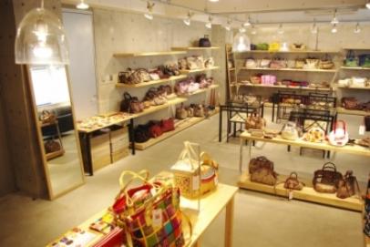 【バッグ販売店　ショールーム内装事例】