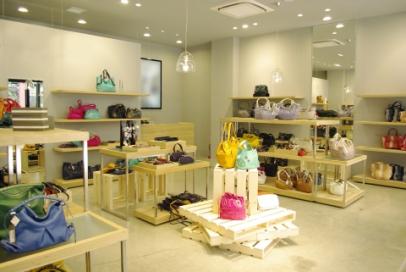 【バッグ販売店　ショールーム内装事例】