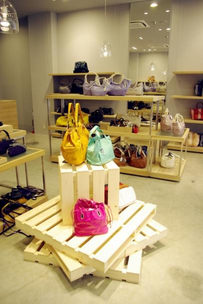 【バッグ販売店　ショールーム内装事例】