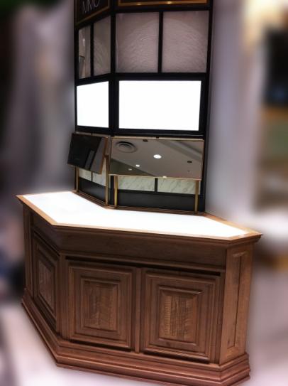 【化粧品店　大型什器納品事例】
